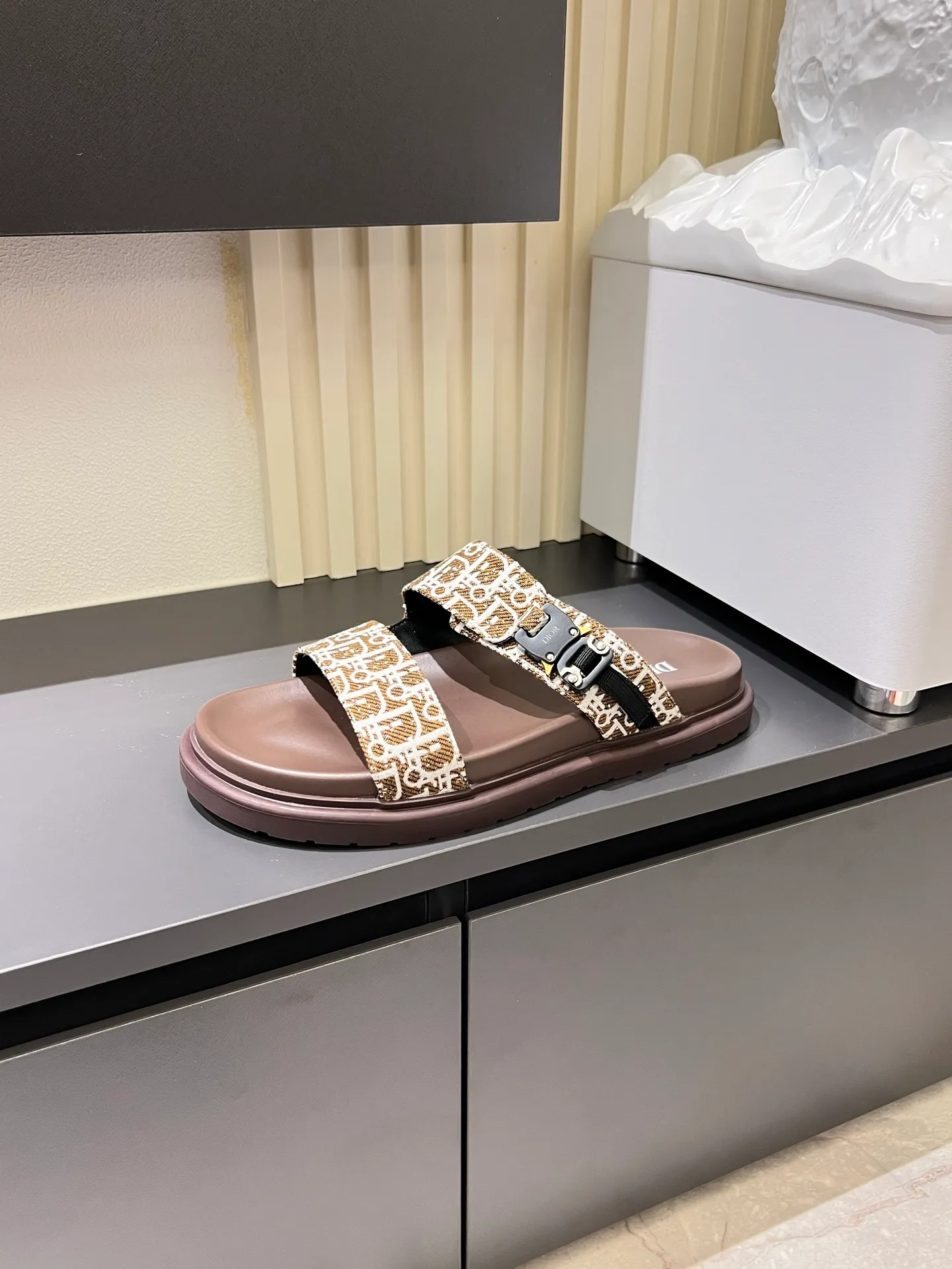 Men's Men's Shoes 💰p320 Dio* Men's Sandals Slippers. Showcasing Dior haute couture design. The Dior gray suede strap is accented with an aluminum Dior buckle for added style. Paired with a comfortable tonal notch sole, they pair easily with shorts or jeans for a sophisticated look. Main body: suede cow leather, technical fabric lining: cow leather, with adjustable straps, aluminum Dior buckle, Dior gray EVA insole, tonal notched rubber outsole splicing structure, size: 38-44 (customized at 45.46)